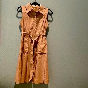 Sleeveless cotton dress in khaki.